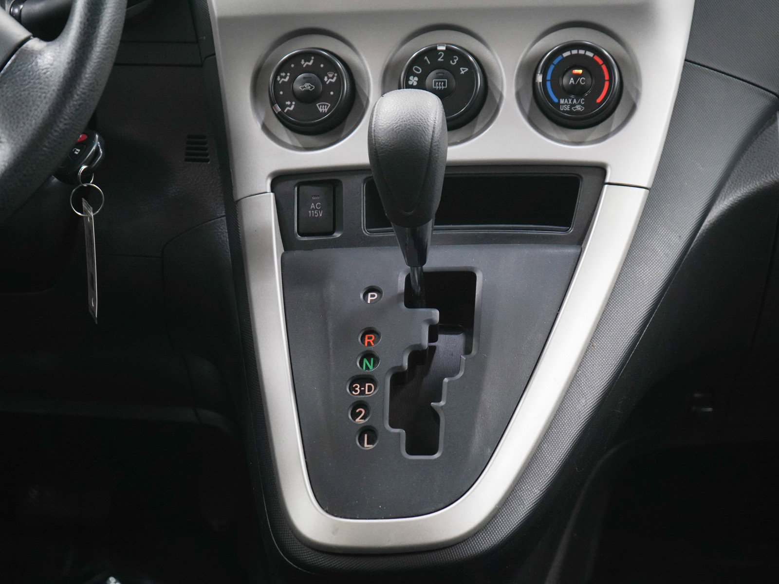 Used 2009 Pontiac Vibe w/ Preferred Package FWD image 16