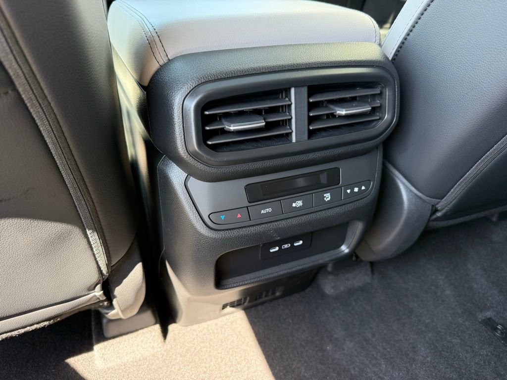 Used 2025 Honda Pilot Touring image 32