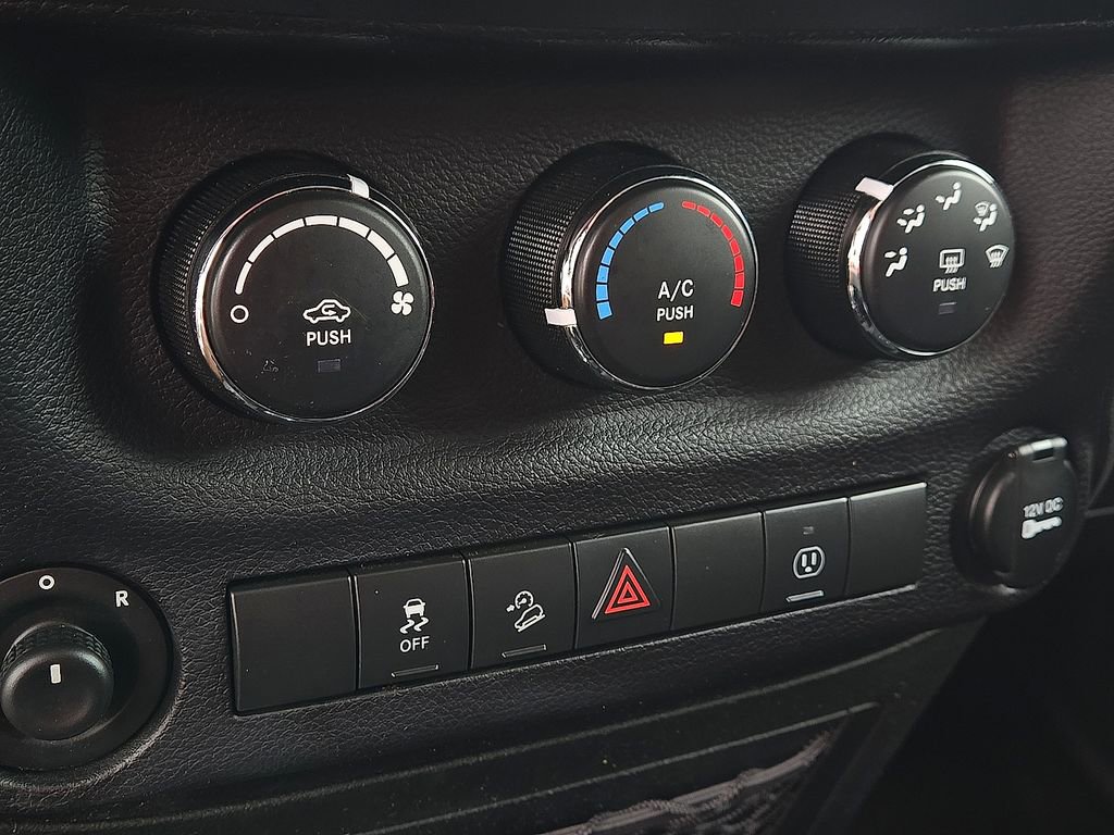 Used 2018 Jeep Wrangler Unlimited Sahara w/ Connectivity Group image 15