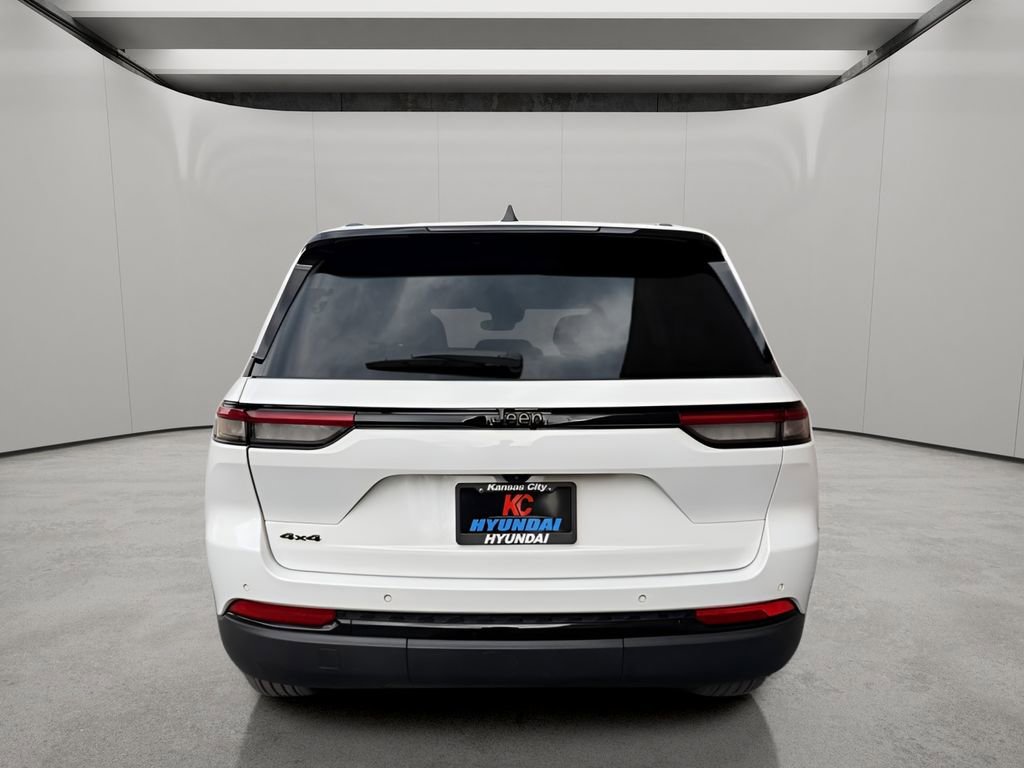 Used 2024 Jeep Grand Cherokee Altitude image 4