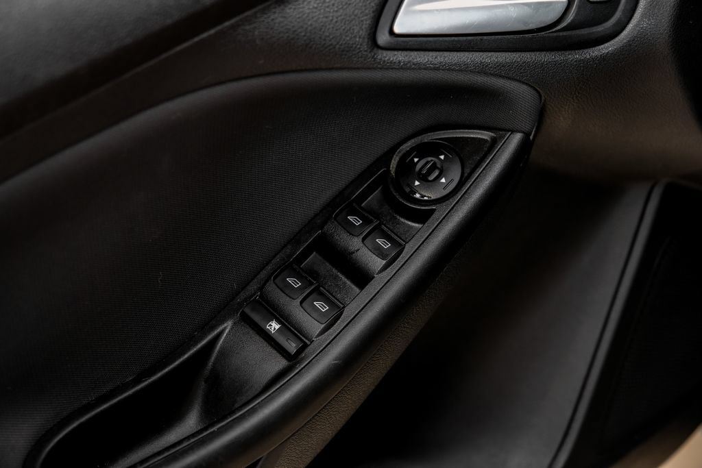 Used 2018 Ford Focus SE w/ SE Appearance Package FWD image 45