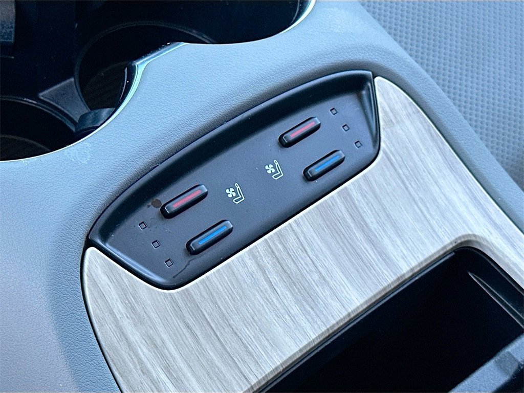 Used 2023 Toyota Venza Limited image 19