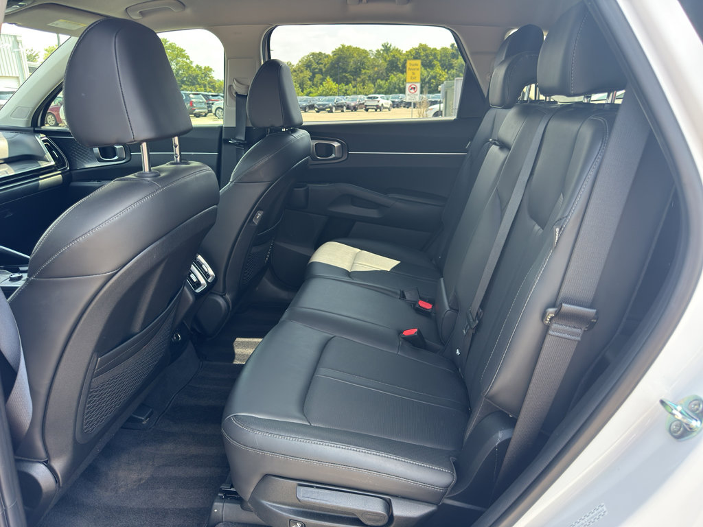 Used 2025 Kia Sorento S image 11