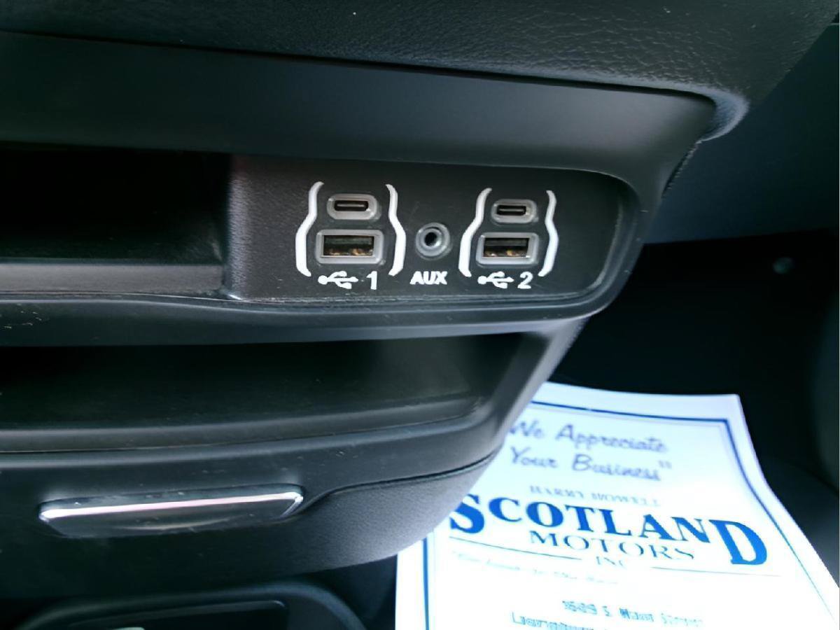 Used 2025 Chrysler Pacifica Select FWD image 17