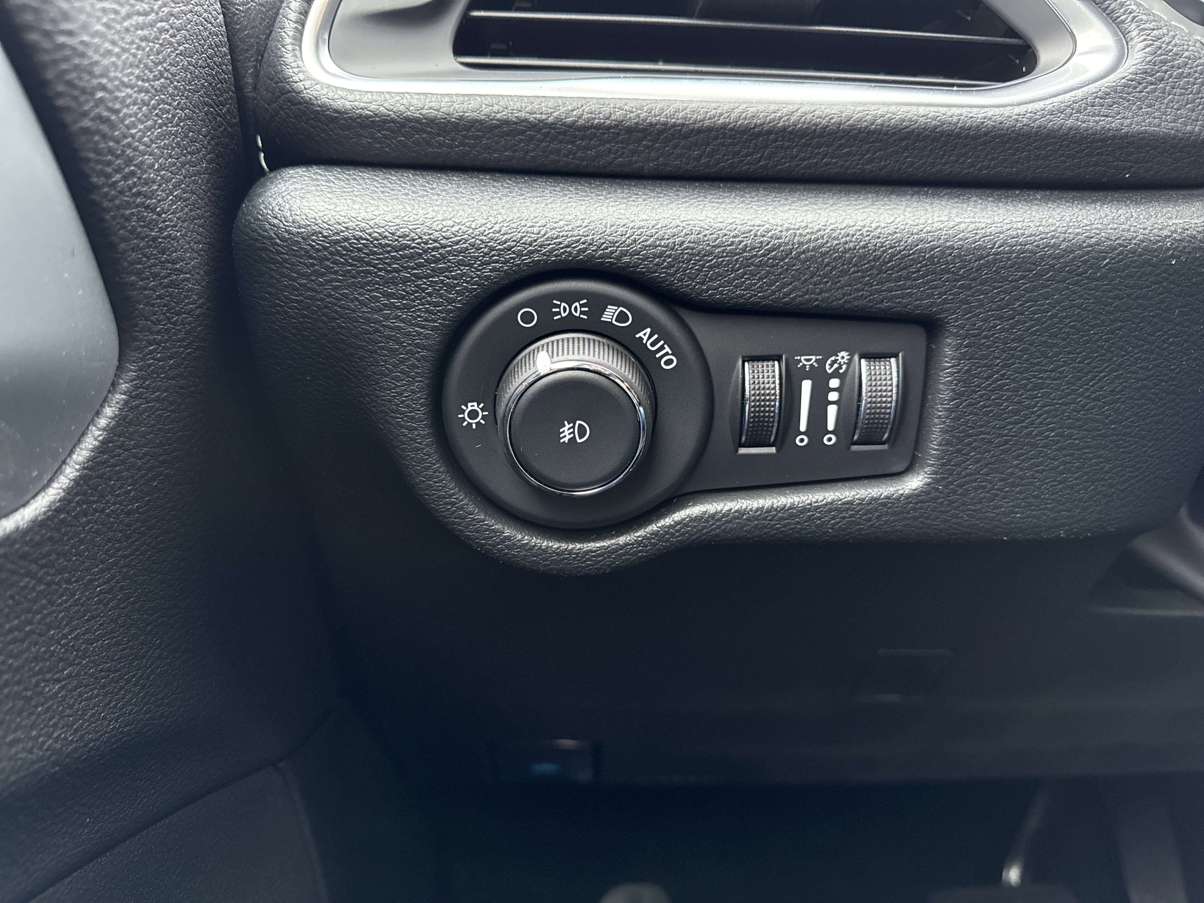 New 2026 Chrysler Pacifica Limited w/ Uconnect Theater Family Group image 33