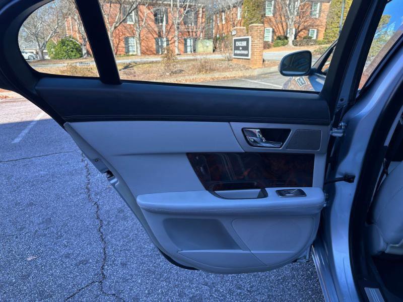 Used 2009 Jaguar XF Premium image 16
