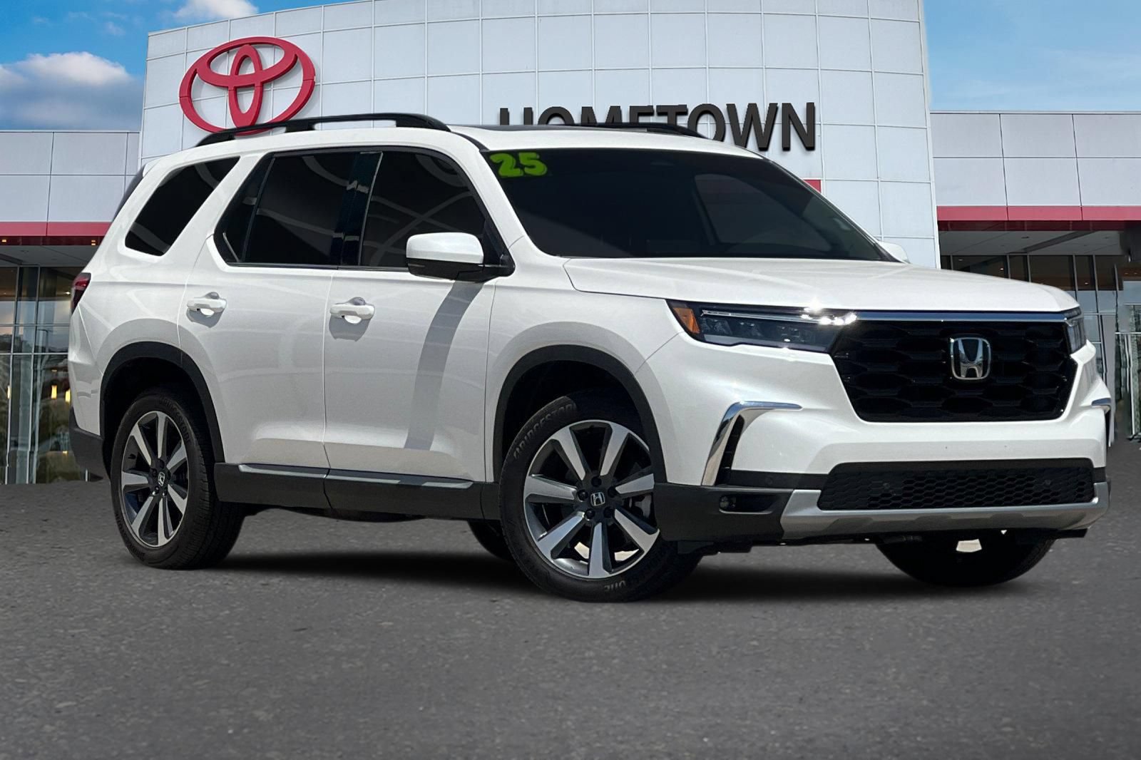 Used 2025 Honda Pilot Touring image 2