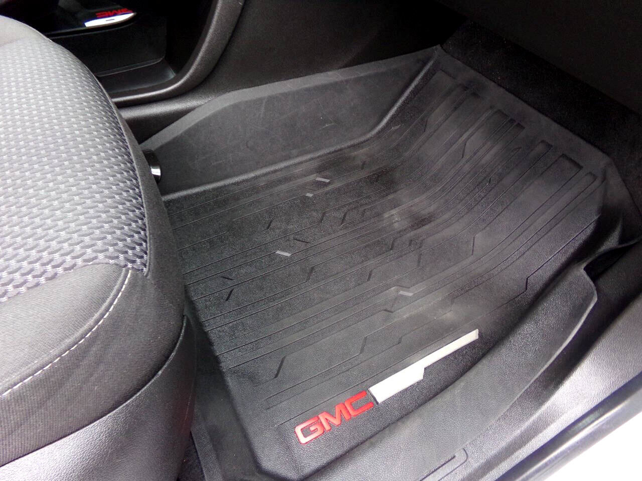 Used 2023 GMC Acadia SLE w/ Driver Convenience Package image 32