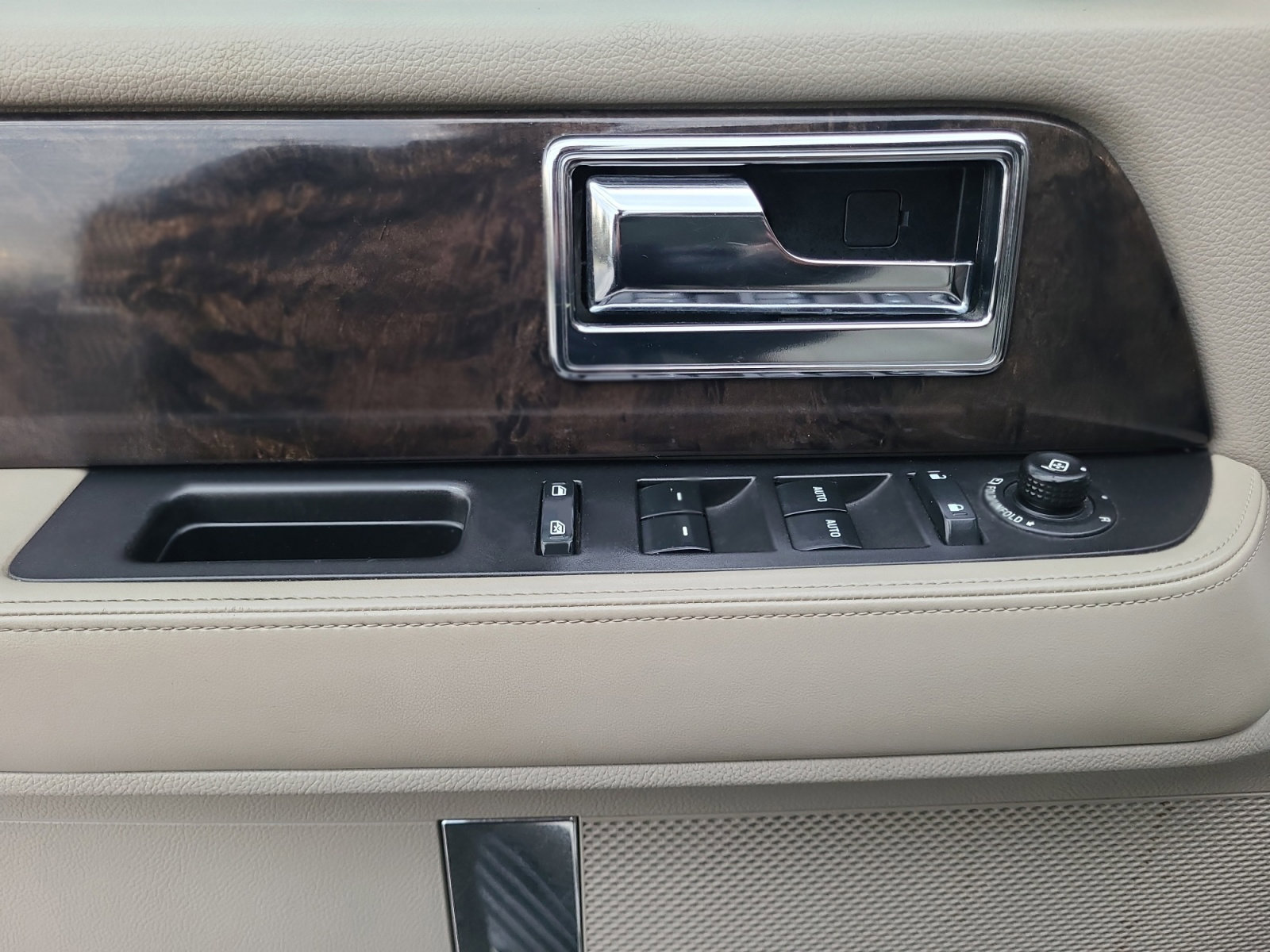 Used 2016 Lincoln Navigator Select image 10