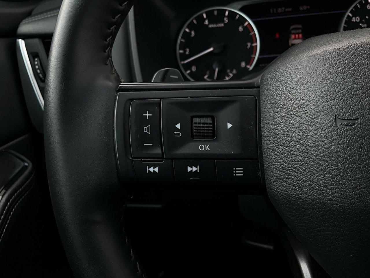 Used 2025 Nissan Rogue SV image 33