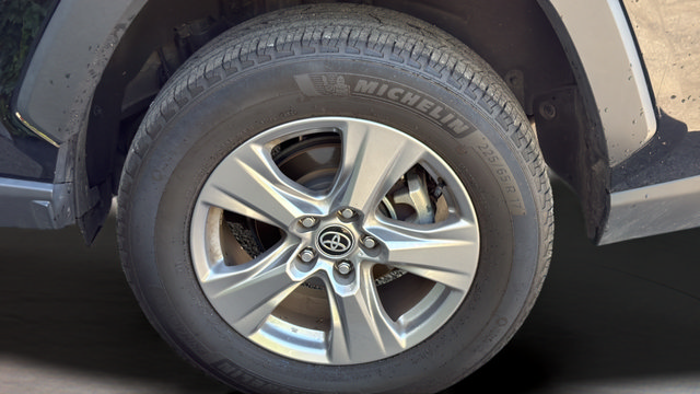 Used 2025 Toyota RAV4 XLE FWD image 34