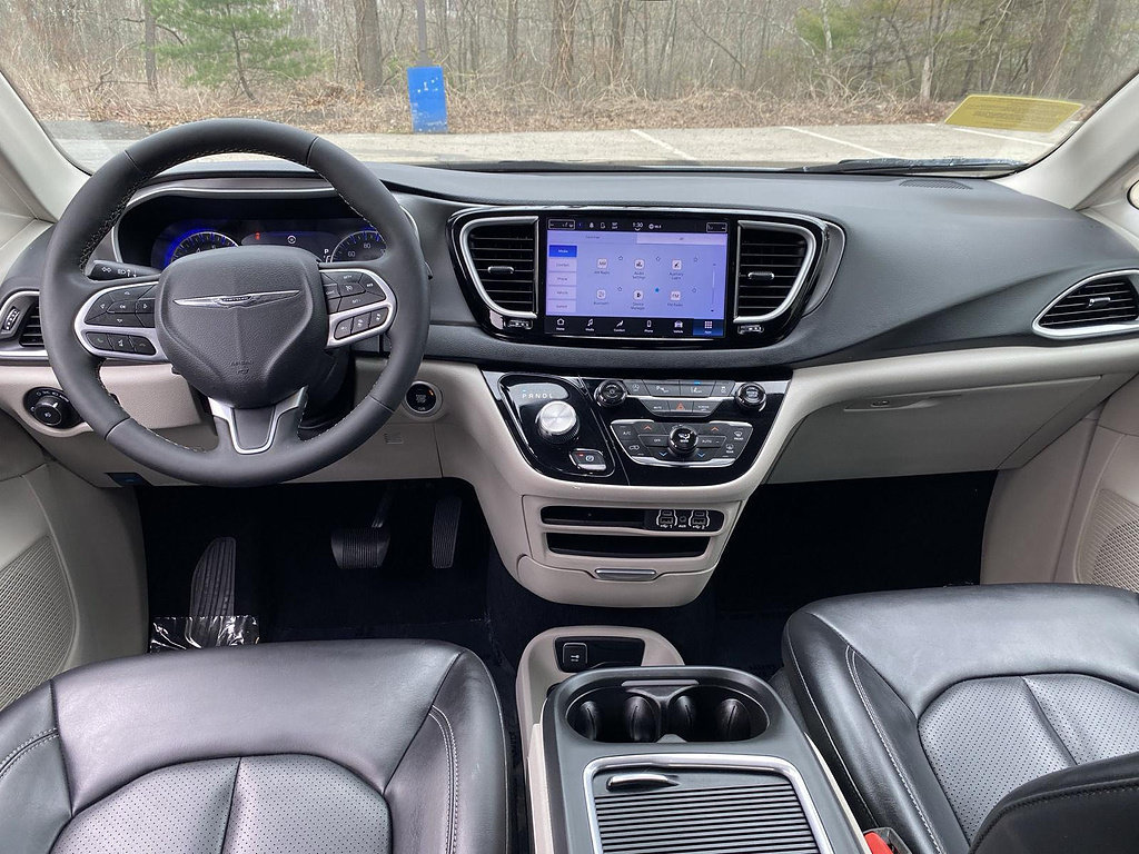 Used 2023 Chrysler Pacifica Touring-L FWD image 10