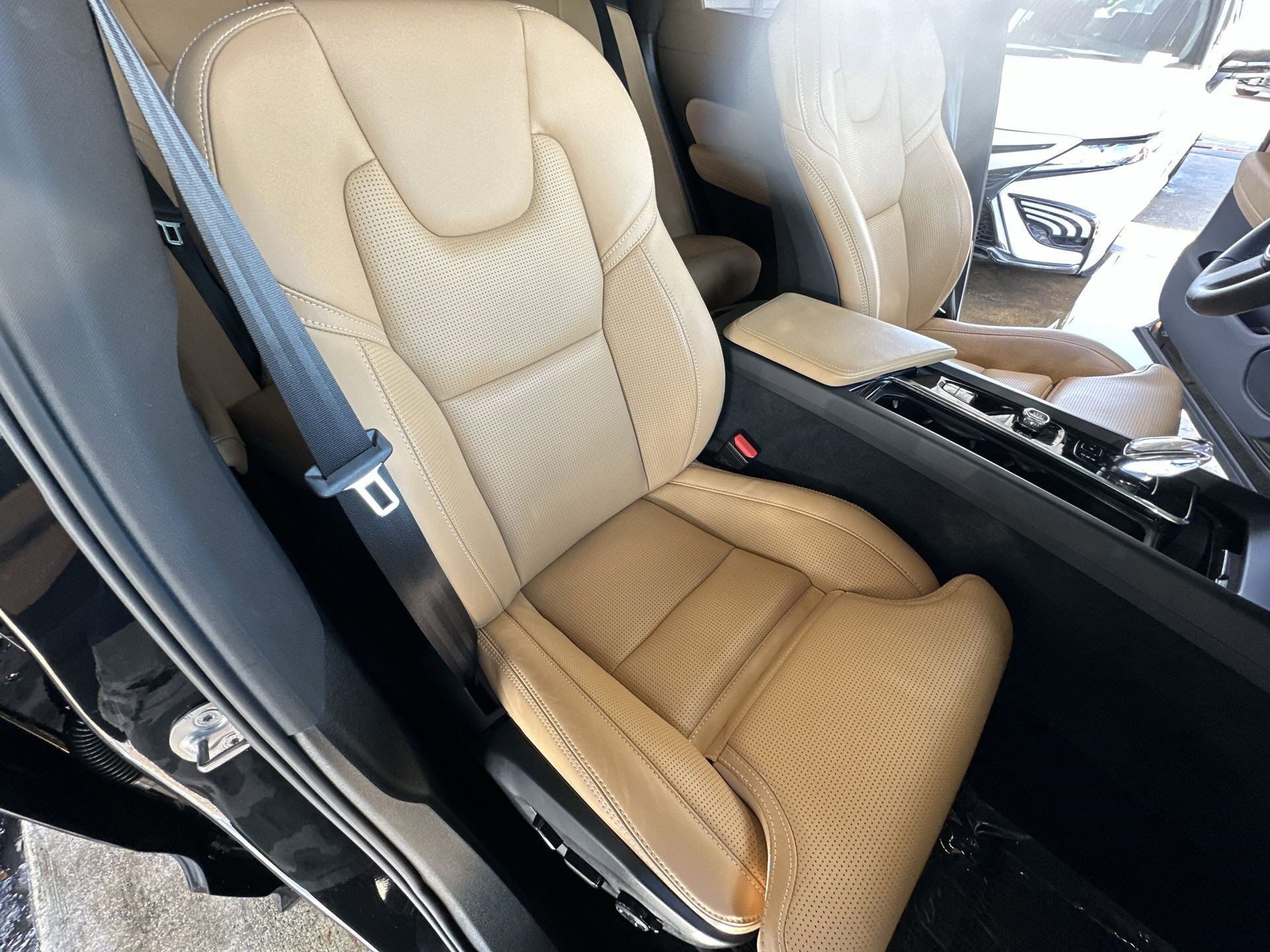 Used 2024 Volvo XC60 T8 Ultimate w/ Protection Package Premier image 28