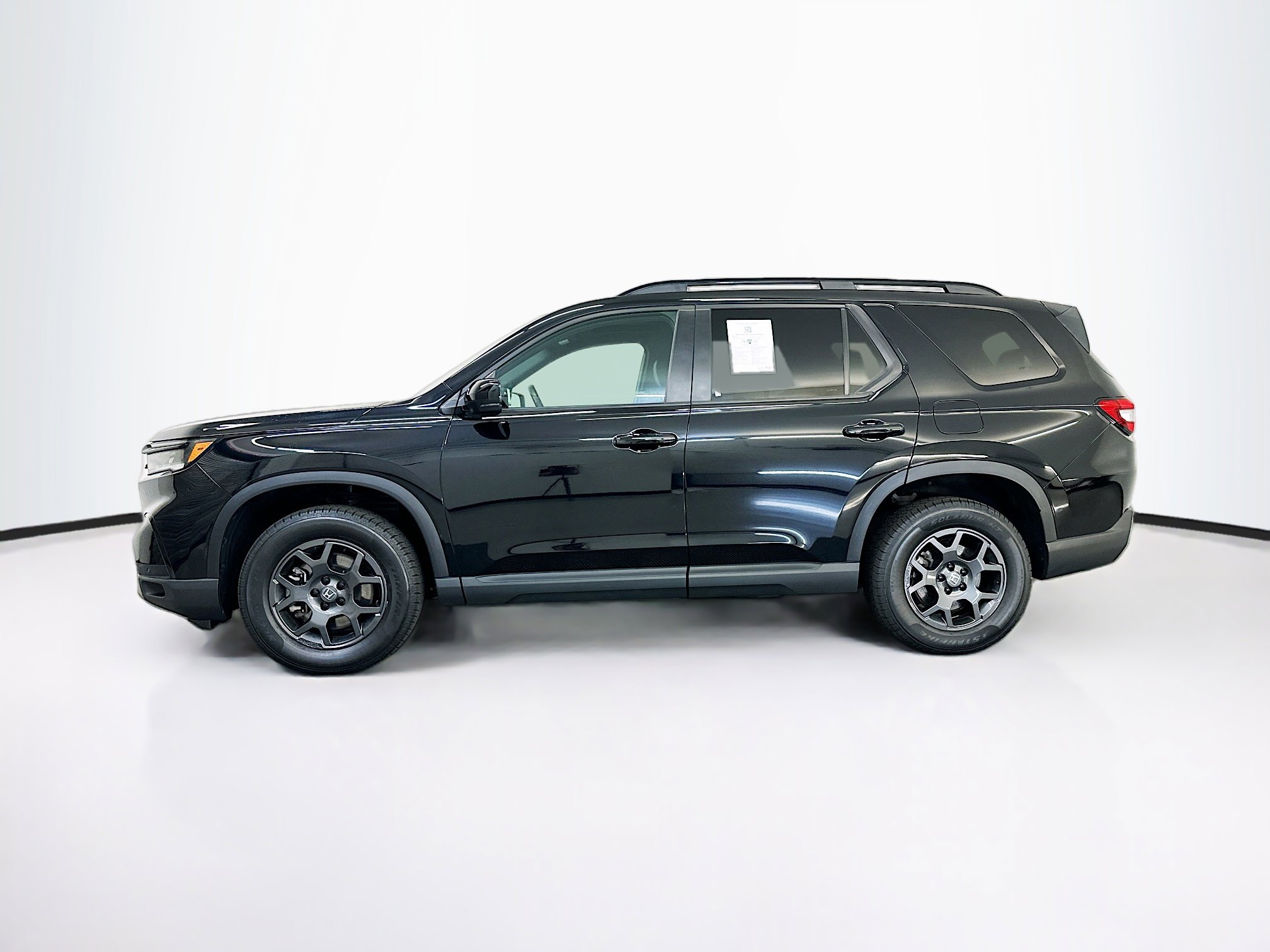 Used 2025 Honda Pilot TrailSport image 4
