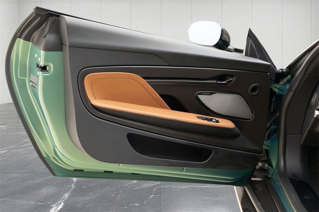 Used 2025 Aston Martin Vanquish image 24