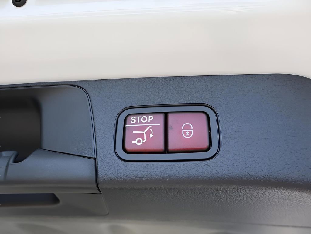 Certified 2025 Mercedes-Benz GLB 250 4MATIC image 18