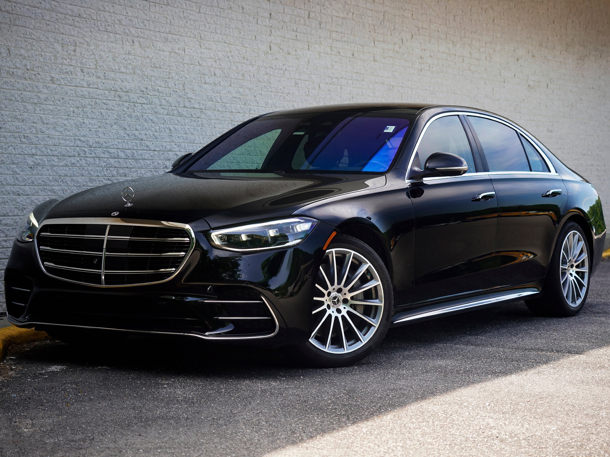 Used 2022 Mercedes-Benz S 500 4MATIC w/ AMG Line Package image 2