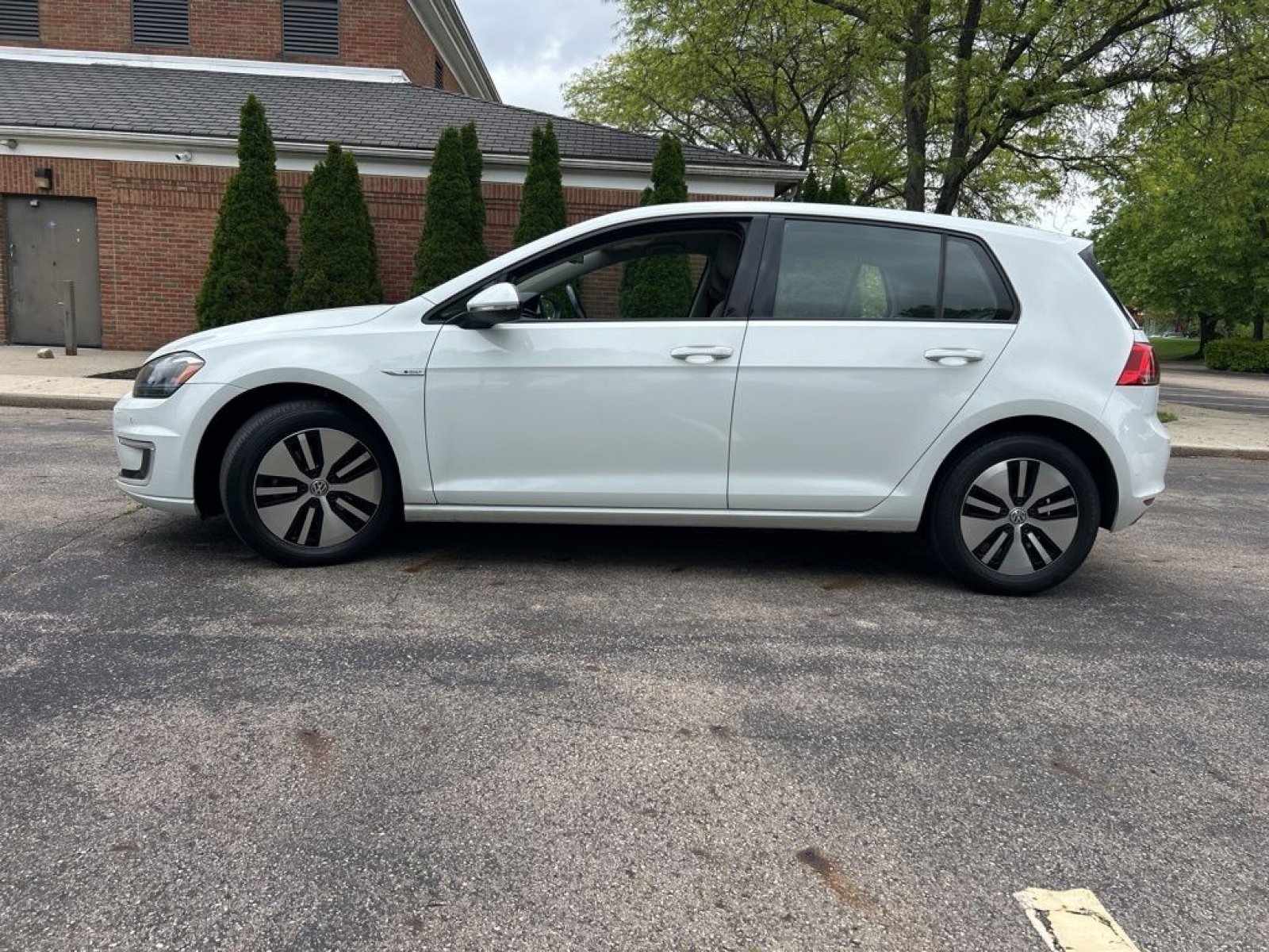 Used 2016 Volkswagen e-Golf SEL Premium FWD image 4