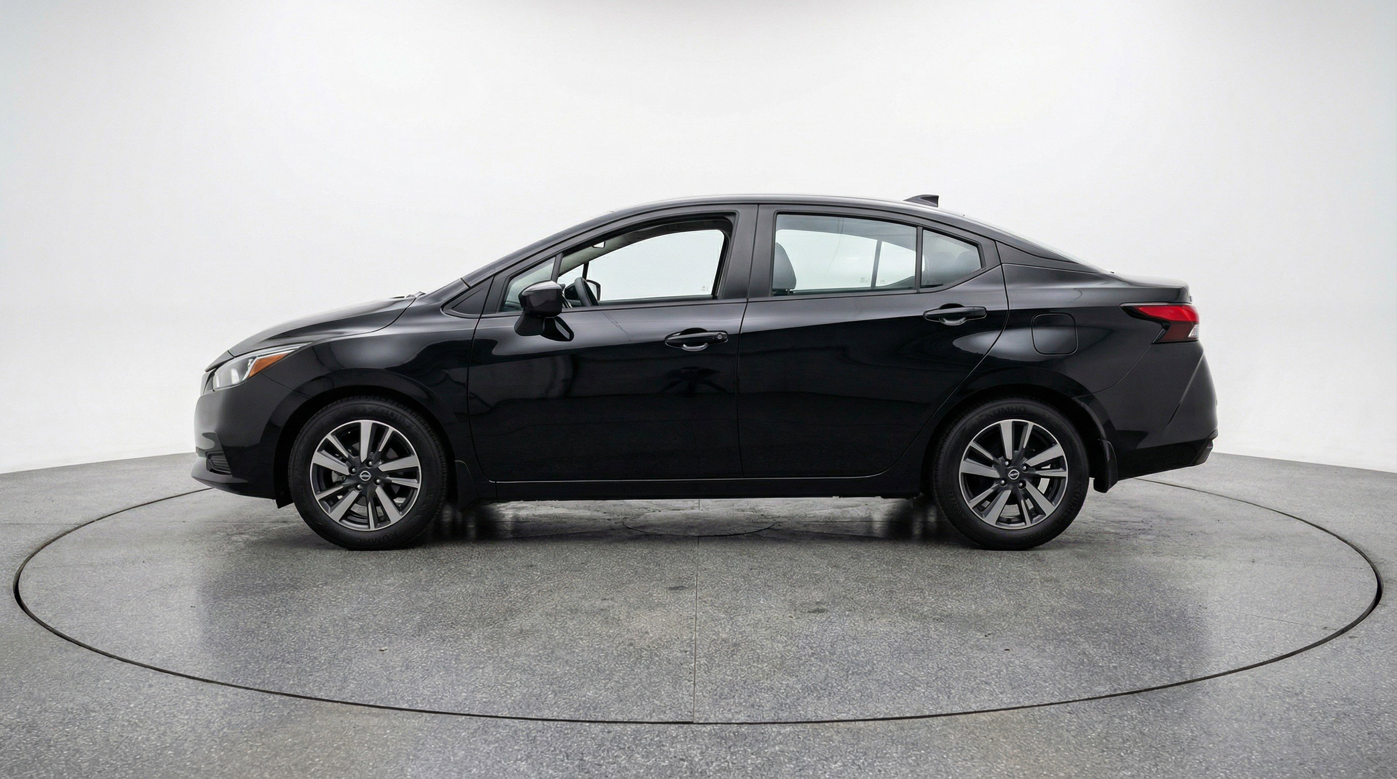Used 2025 Nissan Versa SV image 5