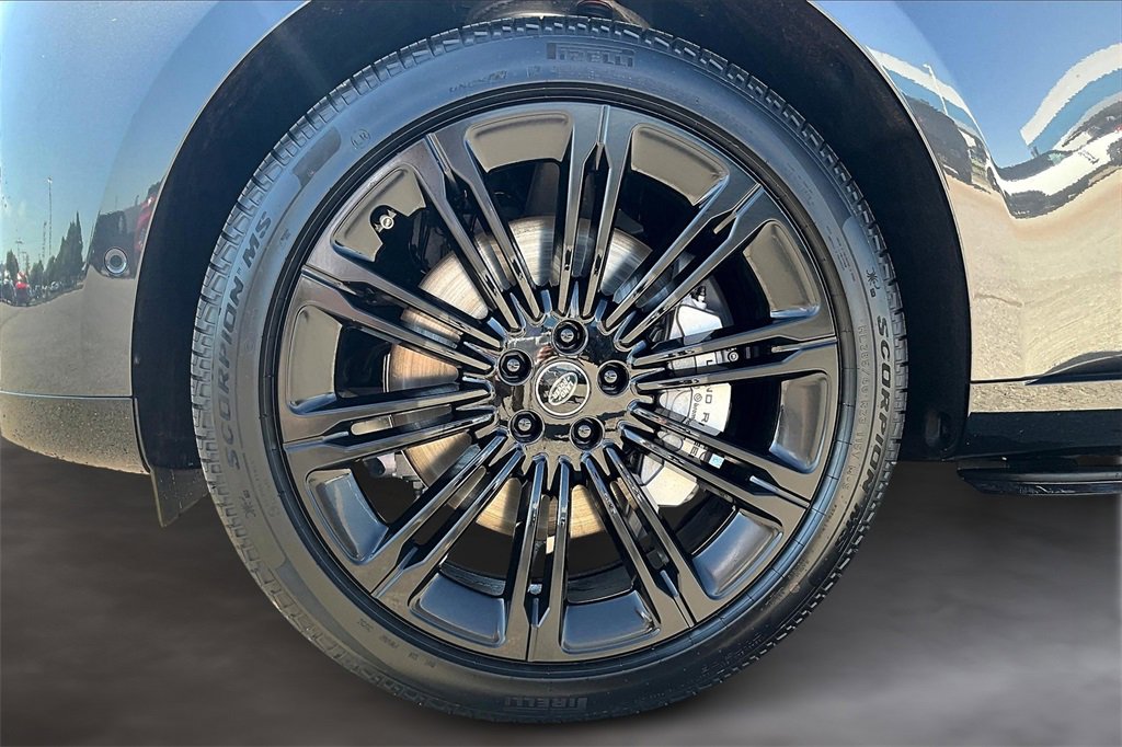 New 2025 Land Rover Range Rover SE image 12