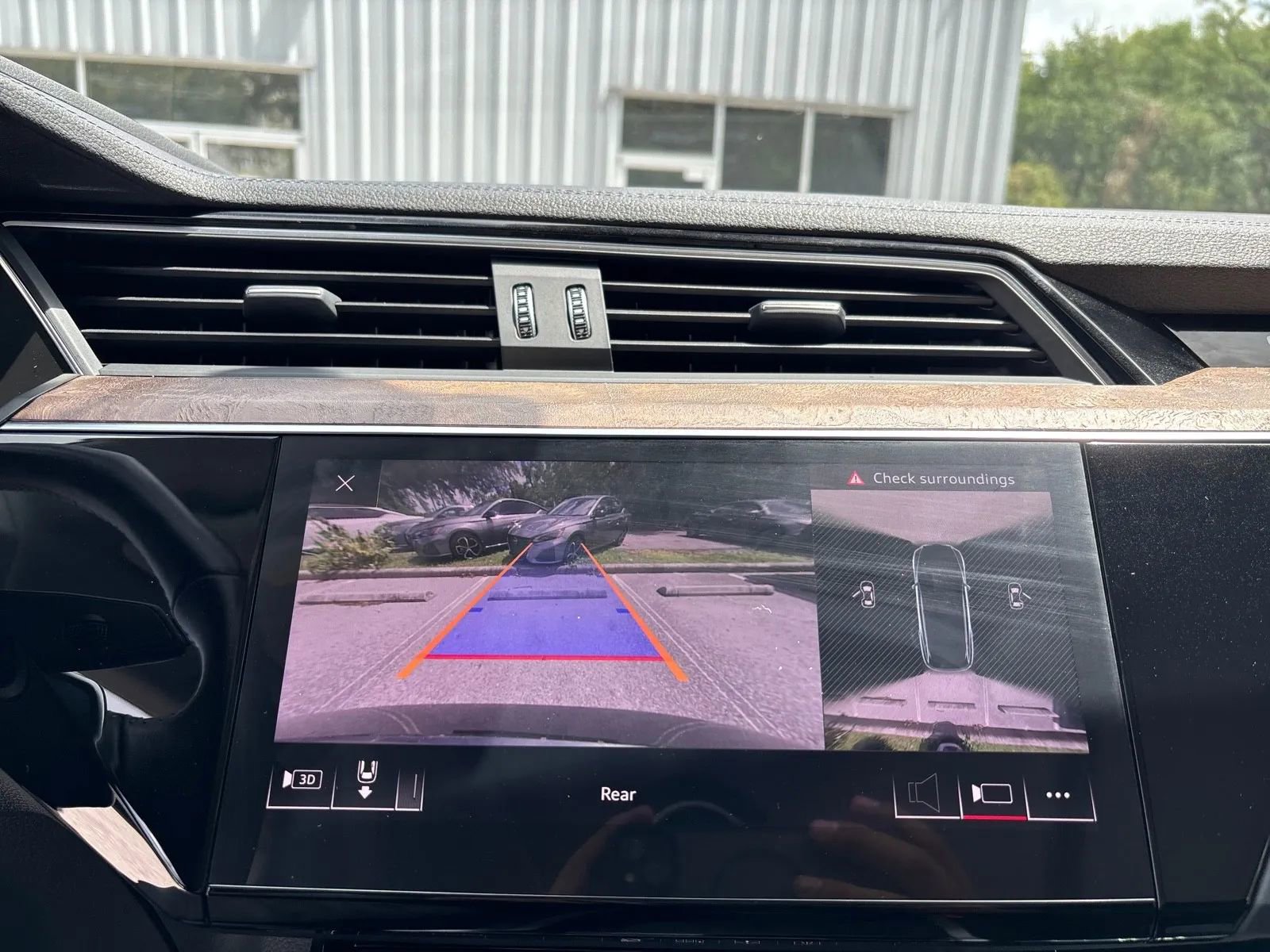 Used 2019 Audi e-tron Premium Plus image 22