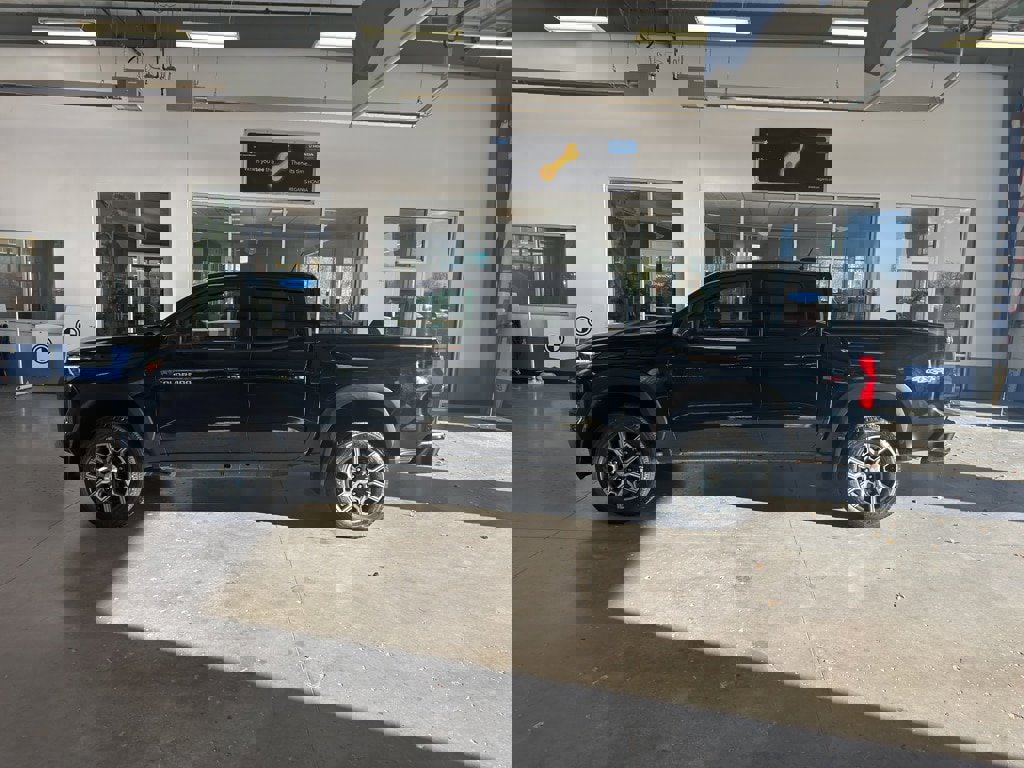 Used 2023 Chevrolet Colorado LT w/ LT Convenience Package III image 2