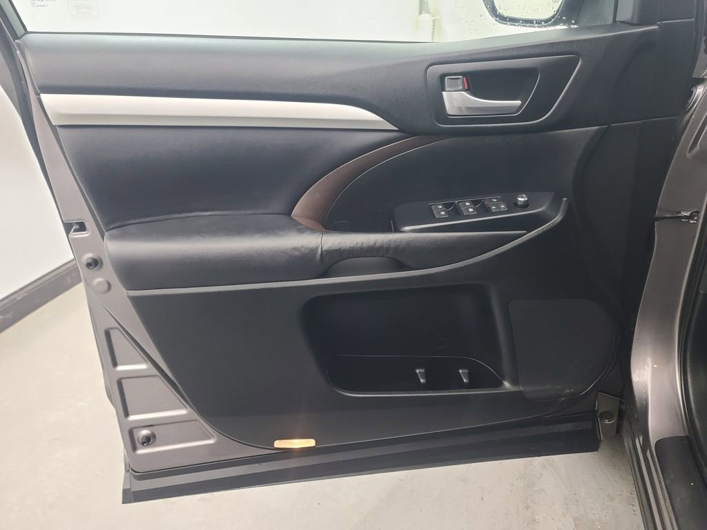Used 2015 Toyota Highlander XLE image 24
