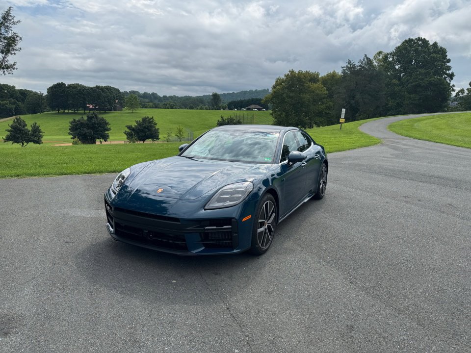 New 2025 Porsche Panamera image 1