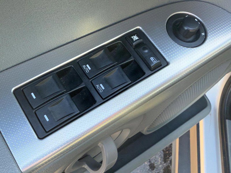 Used 2006 Jeep Commander 4dr 4WD image 15