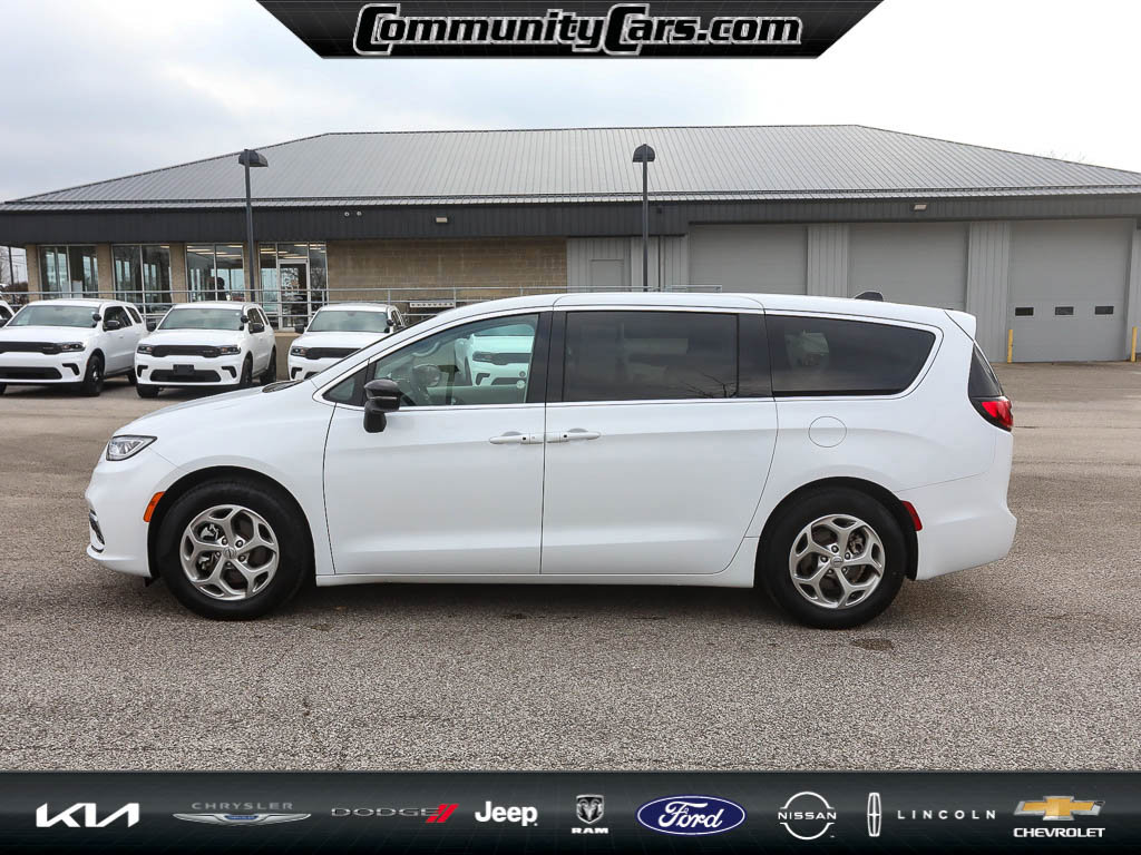 Used 2024 Chrysler Pacifica Limited image 3