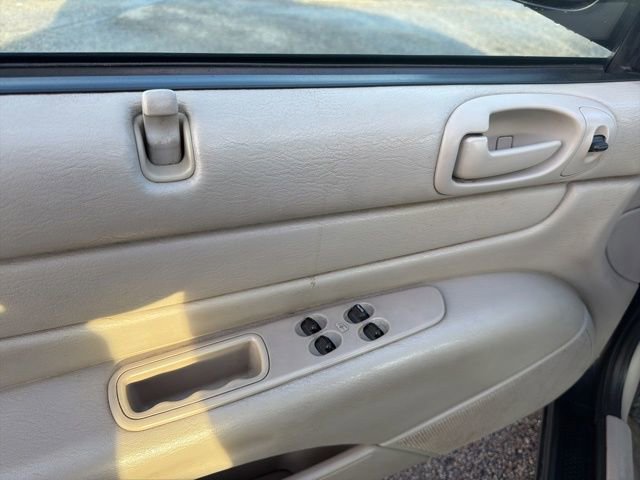 Used 2005 Chrysler Sebring Touring w/ Electronics Convenience Group image 20