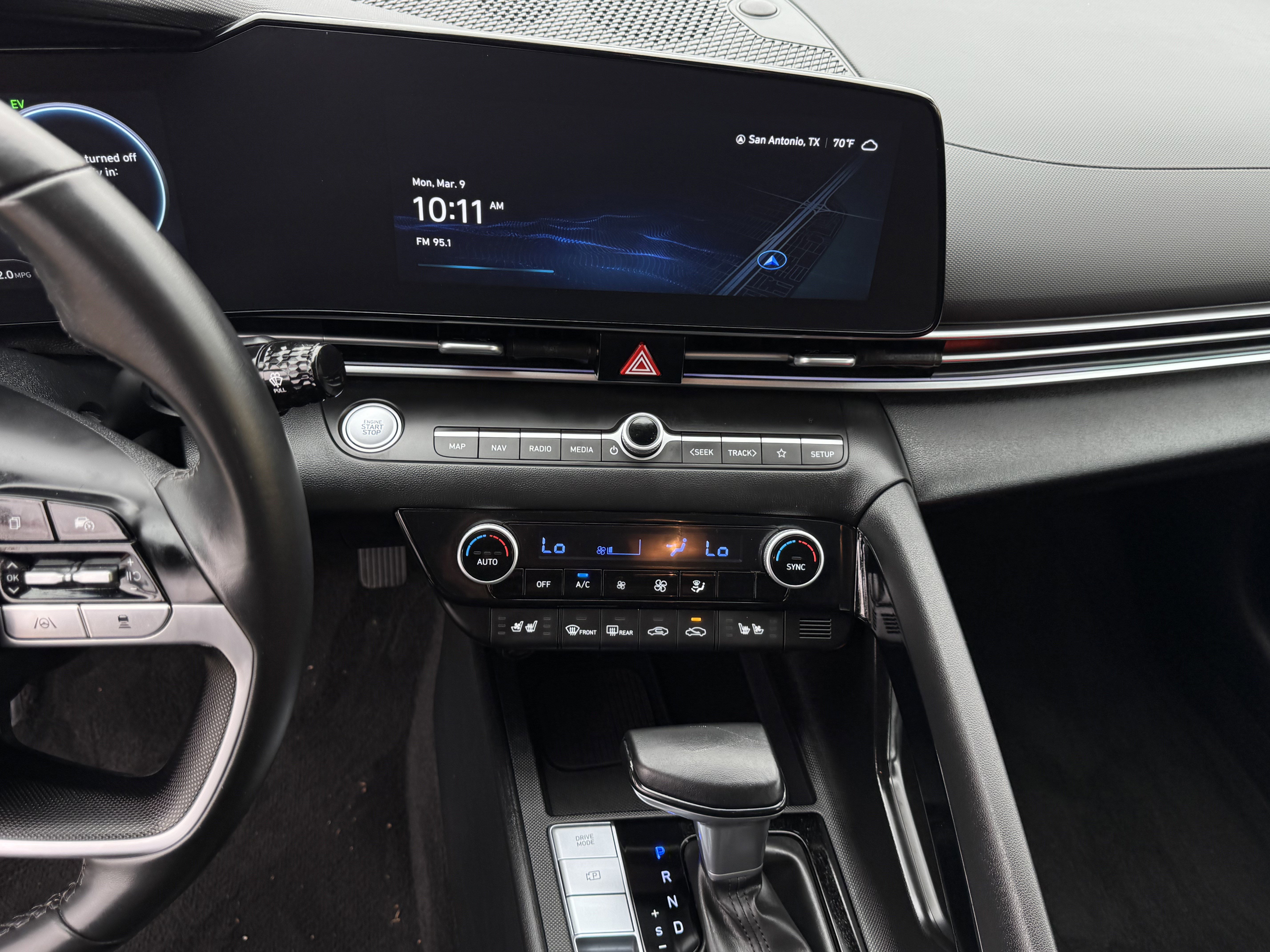 Used 2025 Hyundai Elantra Limited image 19