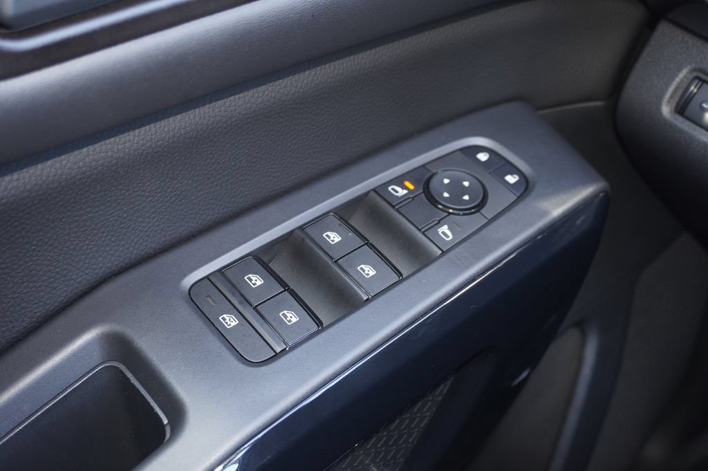 Used 2025 Nissan Pathfinder SV FWD image 18