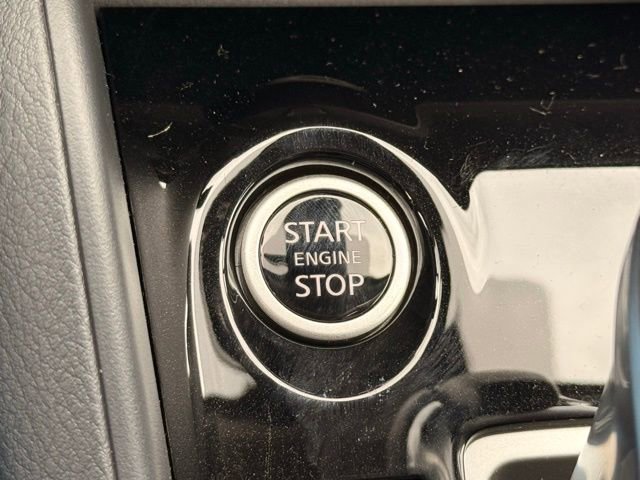 New 2025 Nissan Versa SR w/ Trunk Package image 27