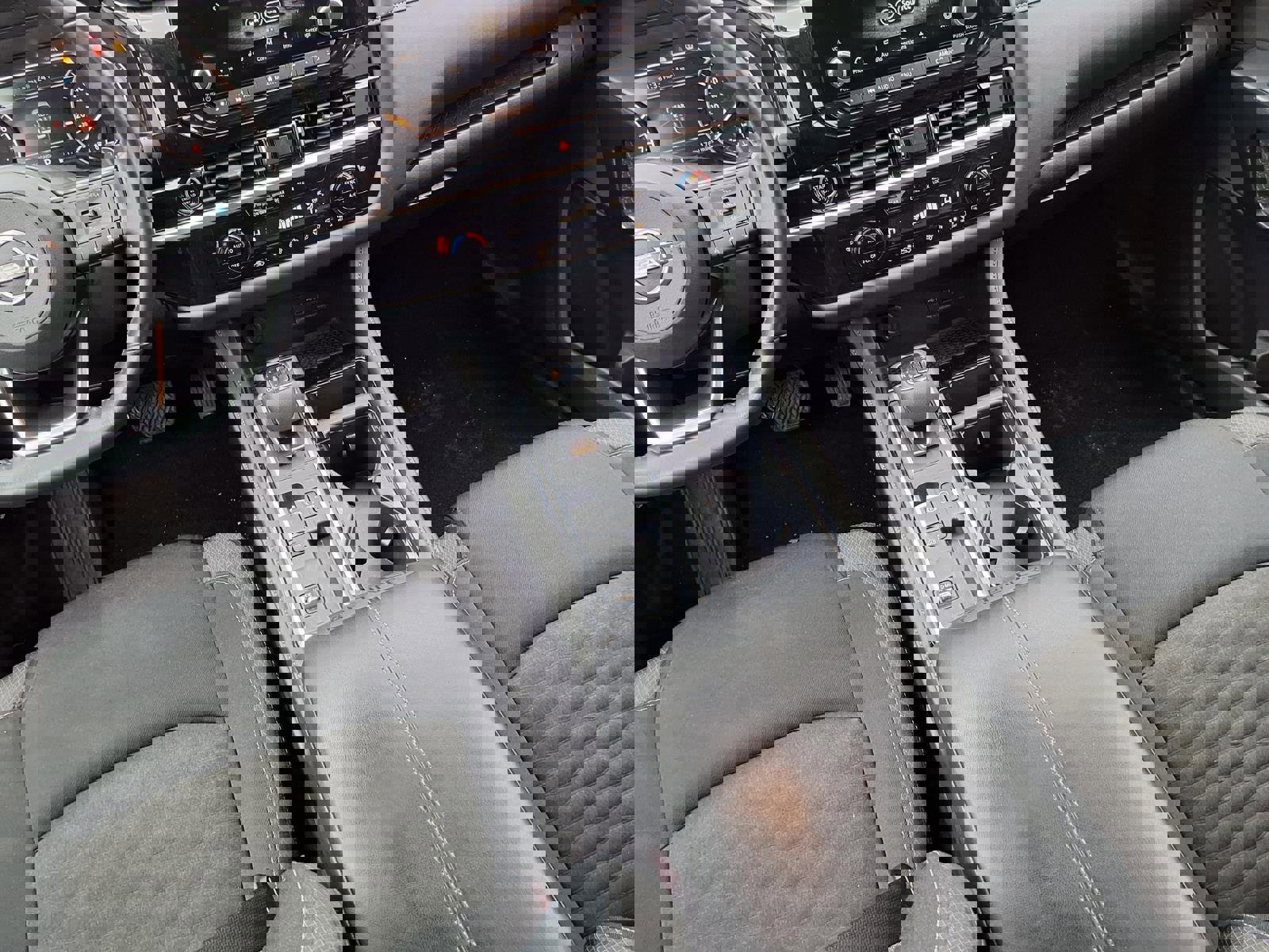 Used 2024 Nissan Pathfinder SV image 11