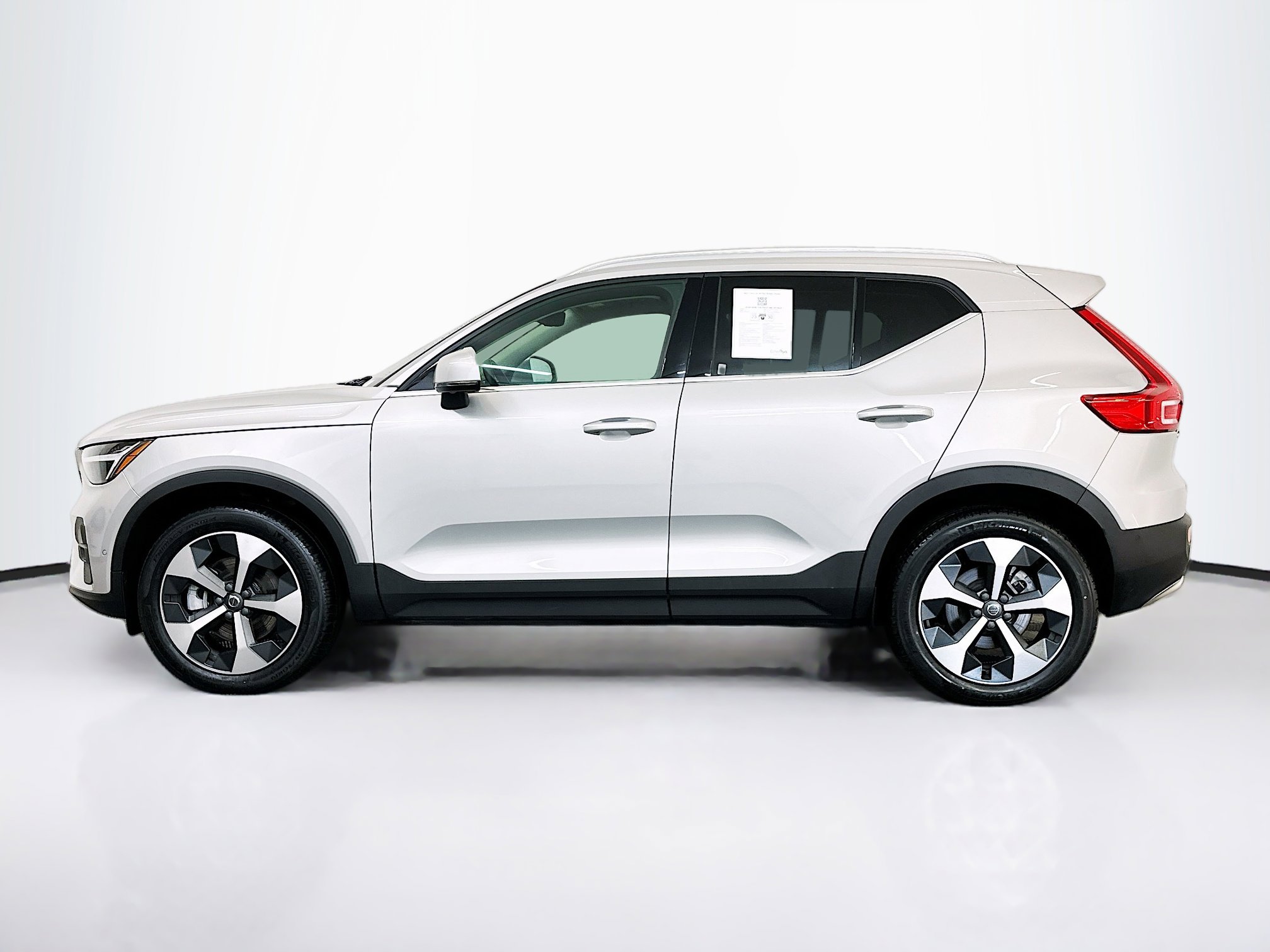 Used 2025 Volvo XC40 B5 Plus image 4