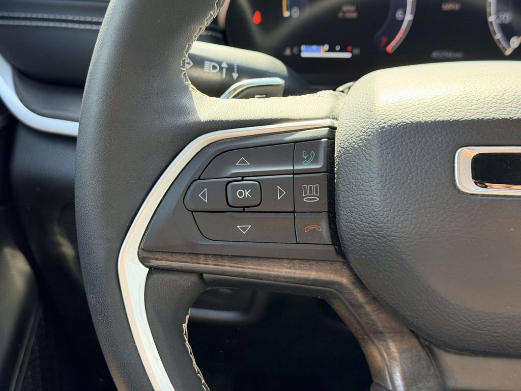 Used 2023 Jeep Grand Cherokee Limited w/ Black Appearance Package AWD/4WD image 8