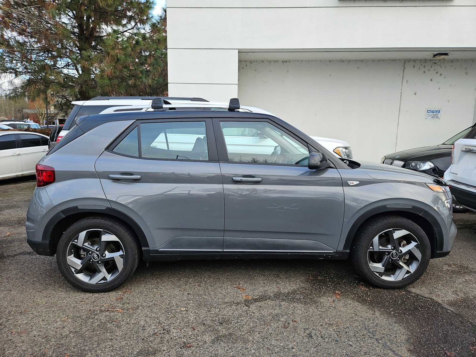 Used 2022 Hyundai Venue Limited image 2