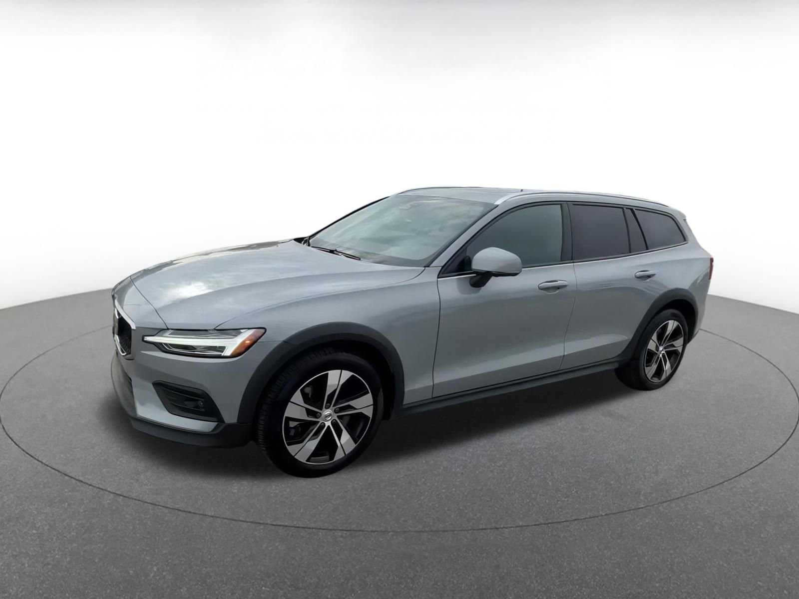 Used 2025 Volvo V60 B5 Cross Country Plus image 8