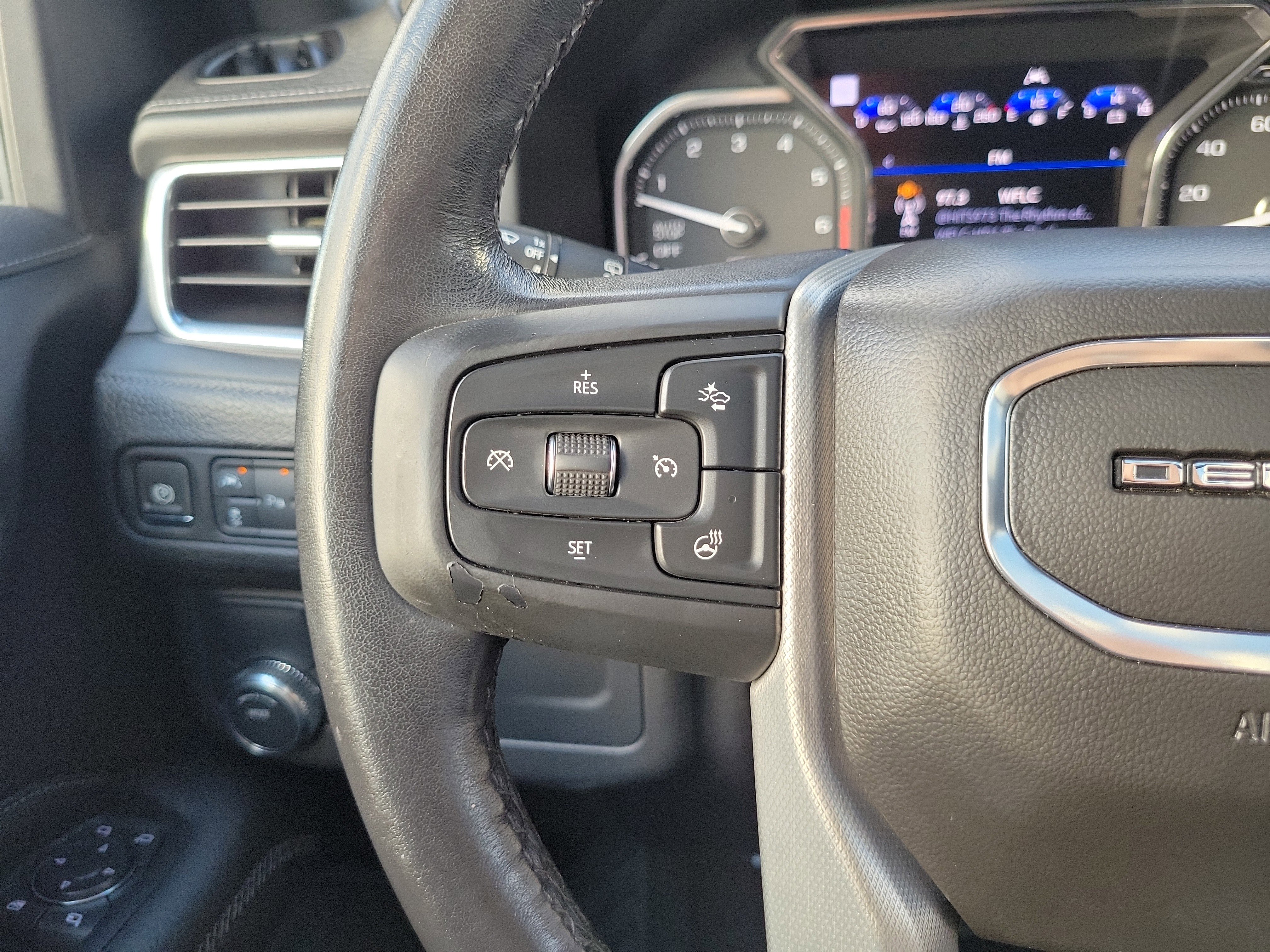 Used 2021 GMC Yukon Denali w/ Denali Premium Package image 21