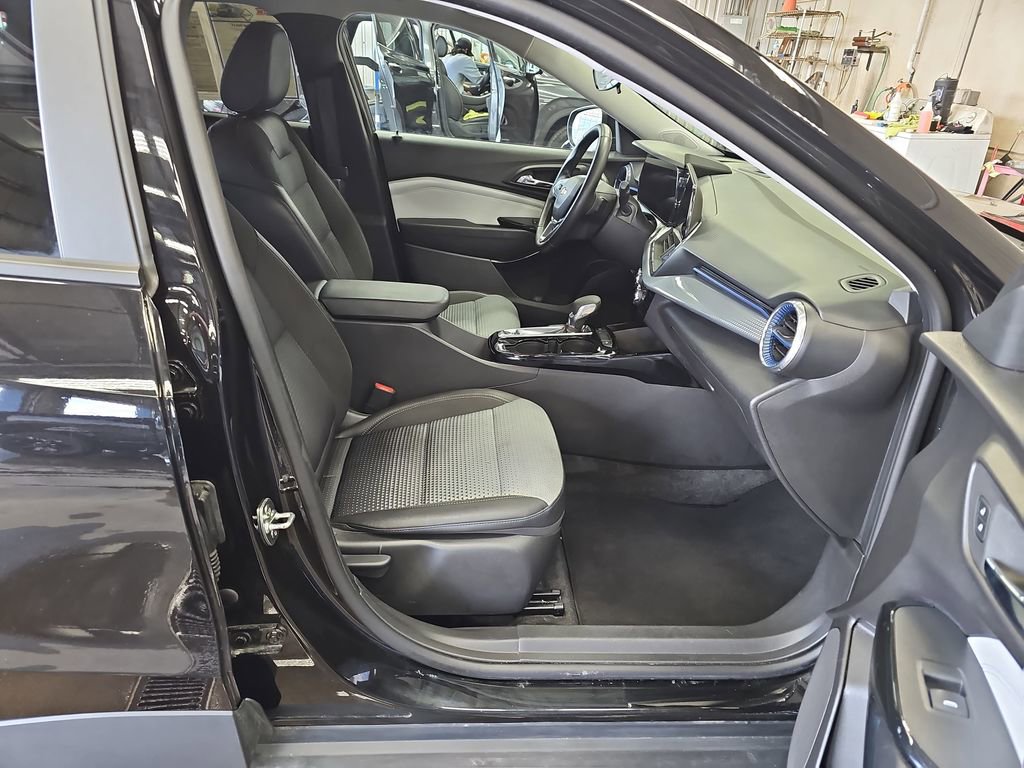 Used 2025 Chevrolet Trax LT w/ LT Convenience Package FWD image 10