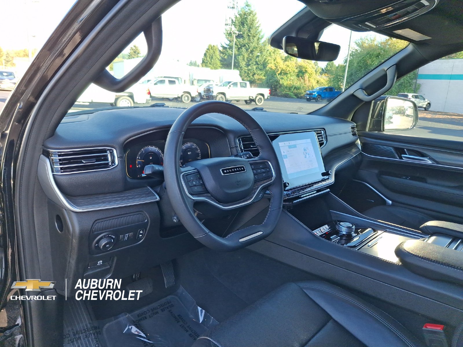 Used 2024 Jeep Wagoneer L Series II AWD/4WD image 16