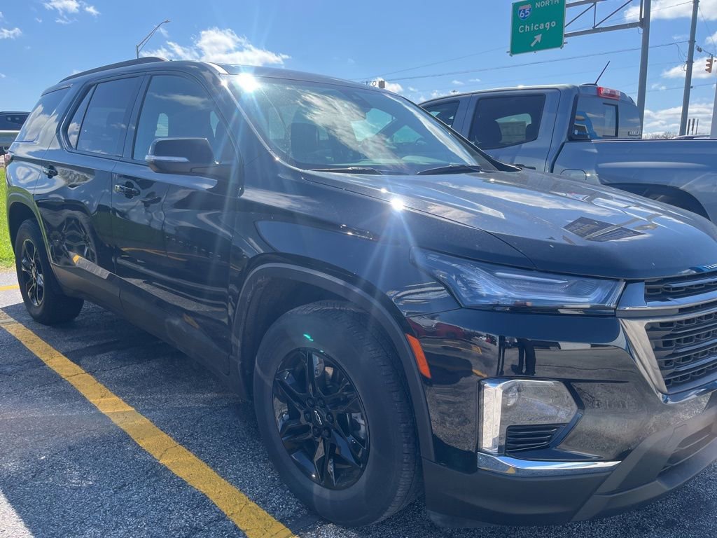 Used 2023 Chevrolet Traverse LT image 2