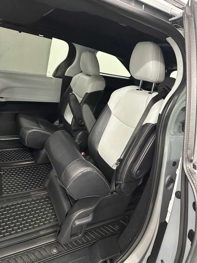 Used 2025 Toyota Sienna XSE image 28