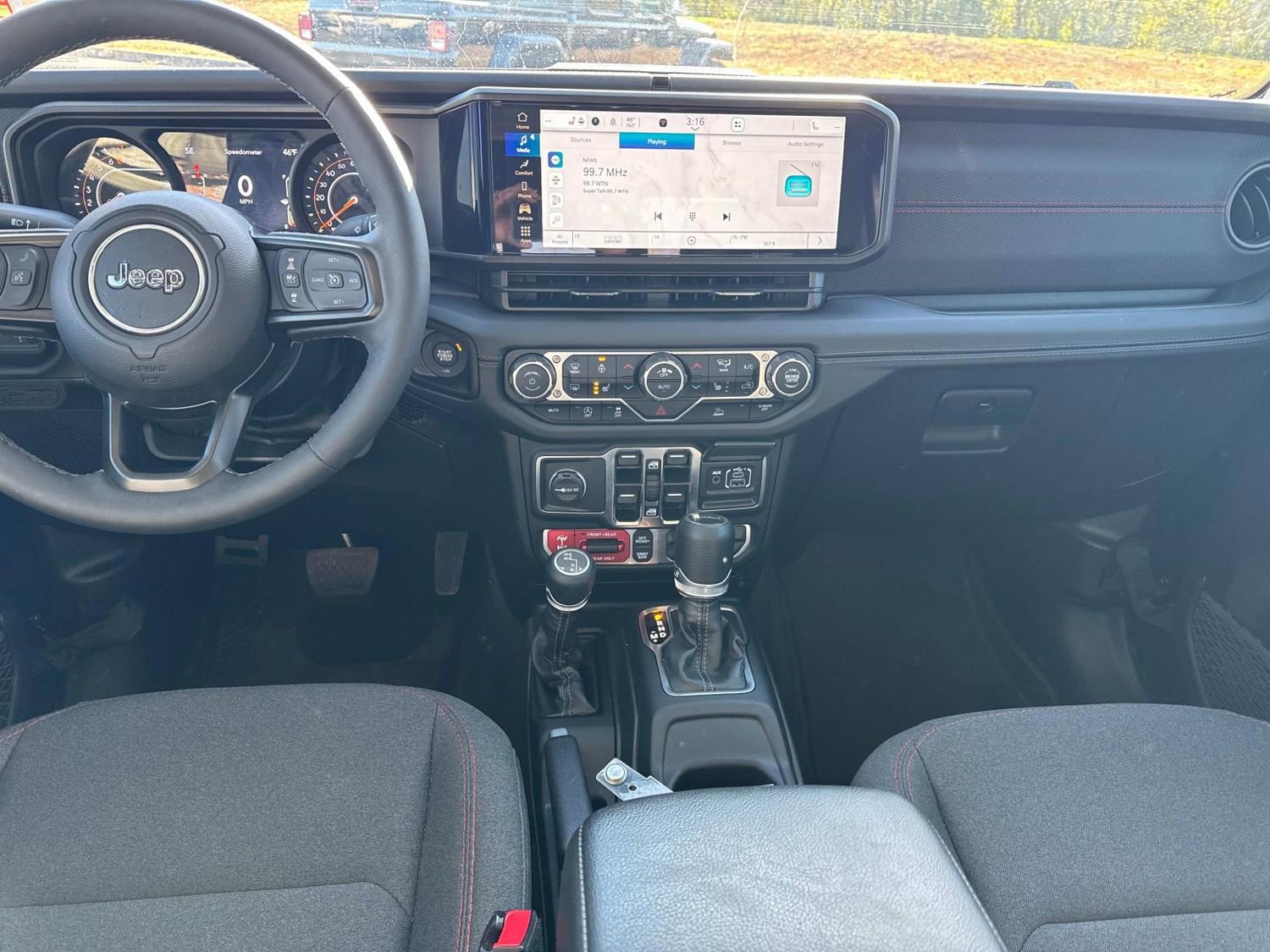 Used 2025 Jeep Gladiator Rubicon w/ Convenience Group image 19