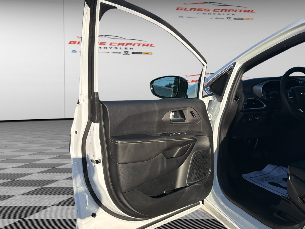 Used 2026 Chrysler Pacifica Select FWD image 15