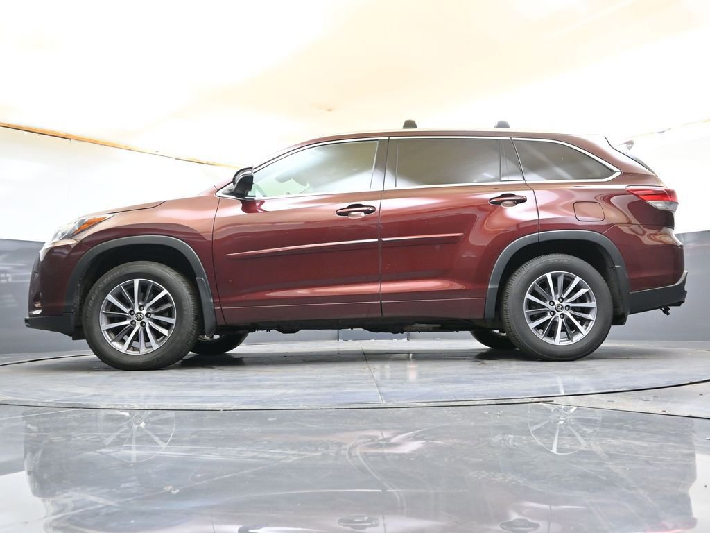 Used 2018 Toyota Highlander XLE AWD/4WD image 32