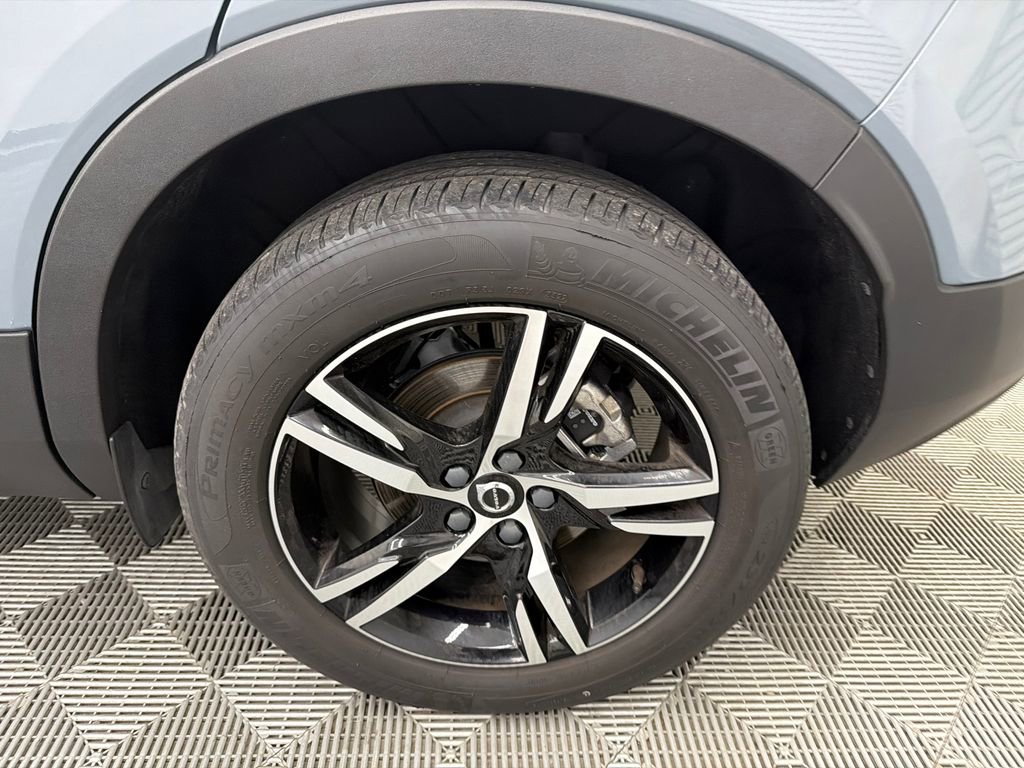 Used 2023 Volvo XC40 B5 Core image 22