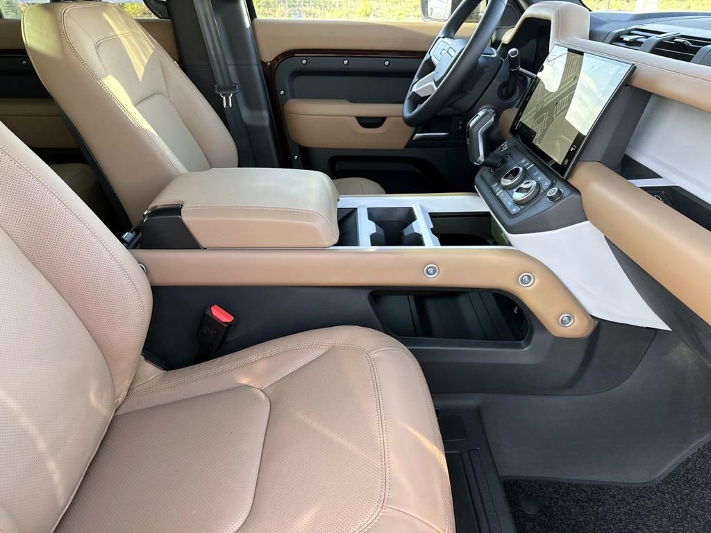 New 2026 Land Rover Defender 130 X-Dynamic SE image 10