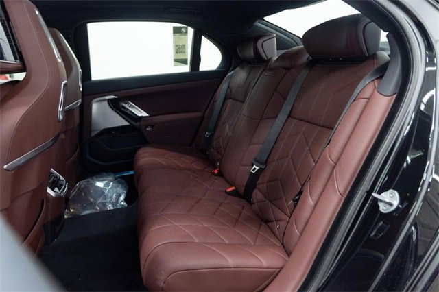 Used 2025 BMW i7 xDrive60 w/ Executive Package image 27